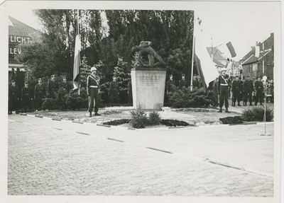 2811 Kranslegging bij het oorlogsmonument aan de Zeestraat te Axel tijdens de bevrijdingsherdenking