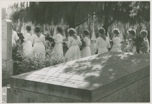 2824 Kranslegging op de Rooms-katholieke begraafplaats aan de Nassaustraat te Axel tijdens de bevrijdingsherdenking