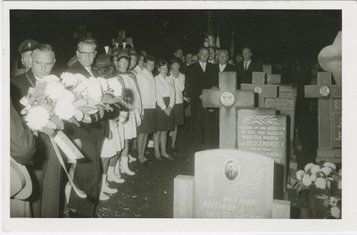 2835 Kranslegging op de Rooms-katholieke begraafplaats aan de Nassaustraat te Axel tijdens de bevrijdingsherdenking