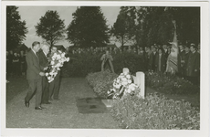 2844 Kranslegging door generaal S. Maczek (midden) op de algemene begraafplaats aan de Burchtlaan te Axel tijdens de ...
