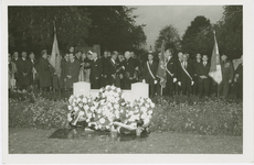2845 Kranslegging op de algemene begraafplaats aan de Burchtlaan te Axel tijdens de bevrijdingsherdenking