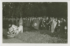 2846 Kranslegging op de algemene begraafplaats aan de Burchtlaan te Axel tijdens de bevrijdingsherdenking