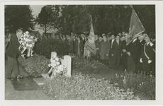 2859 Kranslegging op de algemene begraafplaats aan de Burchtlaan te Axel tijdens de bevrijdingsherdenking