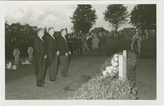 2863 Kranslegging op de algemene begraafplaats aan de Burchtlaan te Axel tijdens de bevrijdingsherdenking