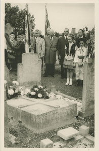 2865C Bevrijdingsherdenking op de Rooms-katholieke begraafplaats aan de Nassaustraat te Axel
