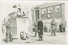 2871 Bevrijdingsherdenking bij het oorlogsmonument aan de Zeestraat te Axel. Kranslegging door burgemeester M.K. van Dijke