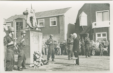 2872 Bevrijdingsherdenking bij het oorlogsmonument aan de Zeestraat te Axel. Kranslegging door een vertegenwoordiger ...