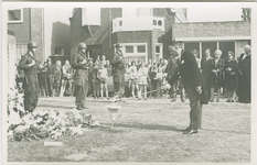 2873 Bevrijdingsherdenking bij het oorlogsmonument aan de Zeestraat te Axel. Burgemeester M.K. van Dijke ontsteekt de ...