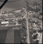2906 Omgeving van de Emmastraat (onder) en de Stationsstraat (midden rechts) te Axel vanuit de lucht