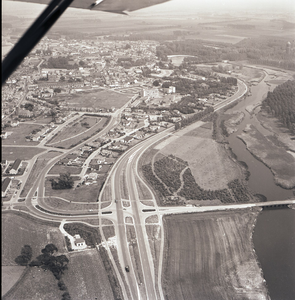 2914 Het kruispunt N686, Rooseveltlaan (links) en Lageweg (rechts) te Axel vanuit de lucht. Rechts de Grote Kreek