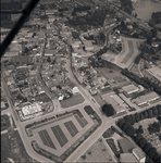 2916 Omgeving van de Oosterstraat (midden) te Axel vanuit de lucht. Linksonder het John F. Kennedyplein en rechtsboven ...