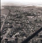 2921 Omgeving van de Singelweg (links) en de Wilhelminastraat (rechts) te Axel vanuit de lucht