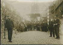 2943 Een groep personen in de versierde Molenstraat te Axel ter gelegenheid van de viering van 100 jaar Koninkrijk. ...