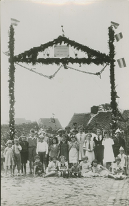 2948 Een groep personen bij een ereboog in de Oude Wijk te Axel tijdens de viering van de Mauritsfeesten