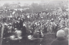 2952 Onderwijzer Breepoel met schoolkinderen op een wei aan de Walstraat te Axel tijdens de viering van Koninginnedag