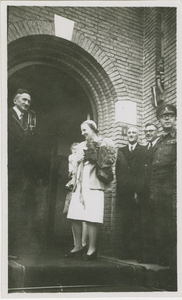 2958 Prinses Juliana met burgemeester P.L.D.J. van Oeveren (links) bij het stadhuis tijdens haar bezoek aan Axel