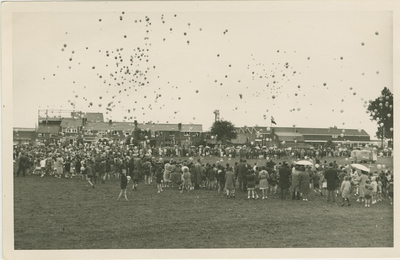 2973 Oplaten van ballonnen door de schooljeugd op het sportterrein aan de Buitenweg te Axel ter gelegenheid van de ...
