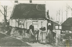 2993 Drie vrouwen in Axelse dracht bij een boerderijtje aan de Vaartwijk te Axel