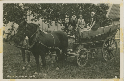 3007 Axelsche Kleederdracht. Het gezin van K. van der Hooft en C.A. Dieleman in Axelse dracht op een boerenwagen