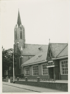 3143 De Walstraat met de Rooms-katholieke kerk en de Rooms-katholieke lagere school te Axel