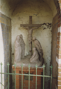 3192 Eén van de acht kapelletjes op het terrein van de Heilige Maria Hemelvaart kerk aan het Dorpsplein te Zuiddorpe