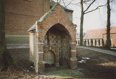 3193 Eén van de acht kapelletjes op het terrein van de Heilige Maria Hemelvaart kerk aan het Dorpsplein te Zuiddorpe