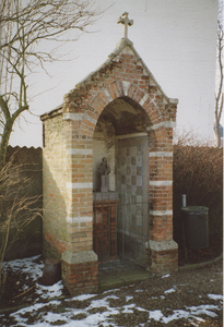 3195 Eén van de acht kapelletjes op het terrein van de Heilige Maria Hemelvaart kerk aan het Dorpsplein te Zuiddorpe