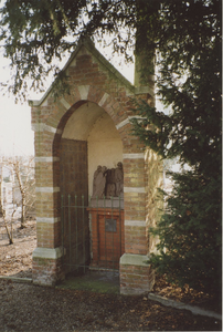 3197 Eén van de acht kapelletjes op het terrein van de Heilige Maria Hemelvaart kerk aan het Dorpsplein te Zuiddorpe