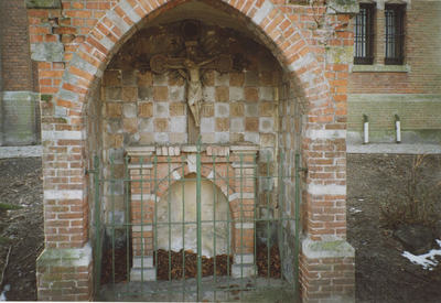 3209 Eén van de acht kapelletjes op het terrein van de Heilige Maria Hemelvaart kerk aan het Dorpsplein te Zuiddorpe