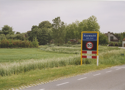 3277 Een plaatsnaambord op Het Zand te Koewacht