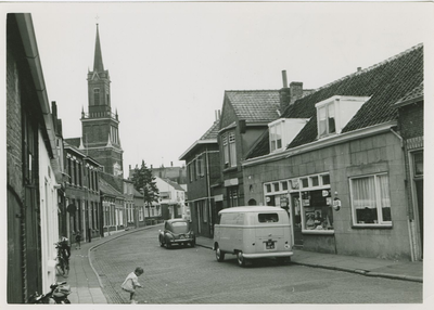 363 De Koestraat te Axel met rechts het winkeltje van Jan Steel en links de Nederlandse Hervormde kerk