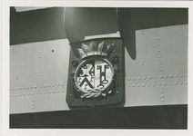 427 Het wapen van de gemeente Axel op de mijnenveger Axel , welke lag afgemeerd bij de ponton van de provinciale boot ...