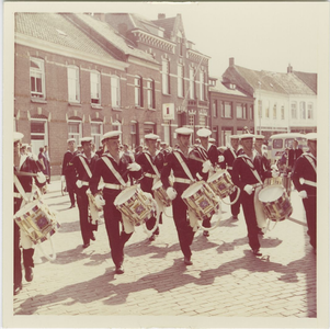 430 Een muziekkorps van de marine op de Markt te Axel tijdens de Jaarmarkt