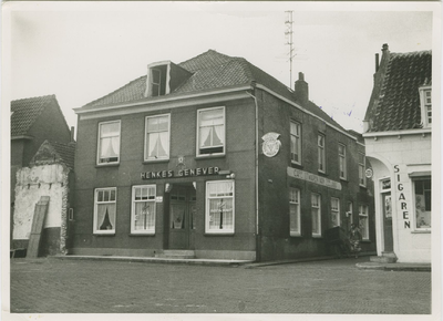 435 Café Het Wapen van Zeeland op de Markt te Axel met rechts de sigarenwinkel van H.J. Harte