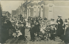 514 Kinderen van kleuterschool van Hoeve met een versierde kar in de Nieuwstraat (thans Bastionstraat) te Axel