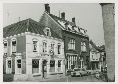 535 Het postkantoor en hotel-café-restaurant s Lands Welvaren aan de Noordstraat te Axel