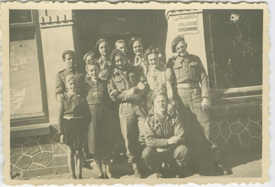 546 Poolse bevrijders en bewoners voor de horecazaak van C.H. Jansen in de Noordstraat te Axel