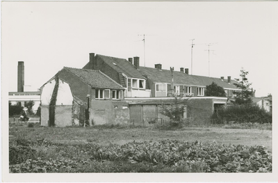 55 Achterzijde van slooppanden aan de Buitenweg (nrs. 76 t/m 88) met links garage CITO