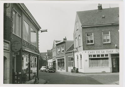 552 De Weststraat hoek Noordstraat met rechts Café de la Paix van Rein Dieleman