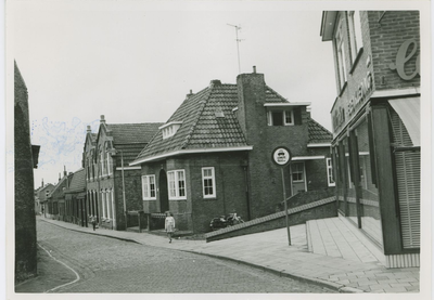 592 Het Groene Kruisgebouw met daarnaast Verstraten aan de Oosterstraat te Axel