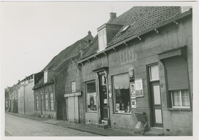 593 De winkel van J.P. van Alten aan de Oosterstraat te Axel