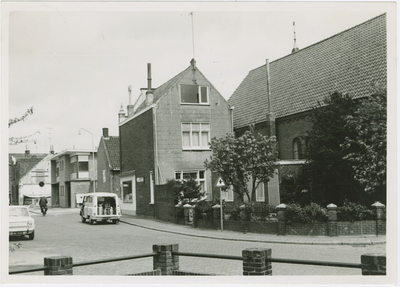 626 De Oranjestraat te Axel met rechts de kerk van de Oud Gereformeerde Gemeente aan de Weststraat