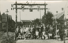 632 Een groep personen bij een ereboog op de Oudeweg te Axel ter gelegenheid van het 40-jarig regeringsjubileum van ...