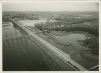 693 Gezicht op de Kleine Kreek en de Kinderdijk te Axel vanaf de watertoren