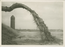 697 Smitsschorre ten zuiden van de watertoren wordt opgespoten met zand afkomstig van de verbreding van het kanaal ...