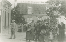 707 Een groep personen te Spui