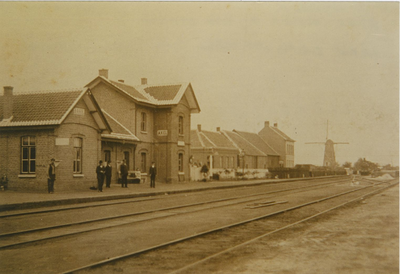 711 Het station aan de Stationstraat te Axel met op de achtergrond de molen aan de Singelweg