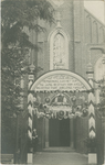 801 Een ereboog bij de ingang van de Rooms-katholieke kerk aan de Walstraat ter gelegenheid van het 50-jarig bestaan ...