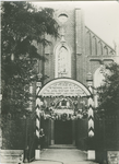 802 Een ereboog bij de ingang van de Rooms-katholieke kerk aan de Walstraat ter gelegenheid van het 50-jarig bestaan ...