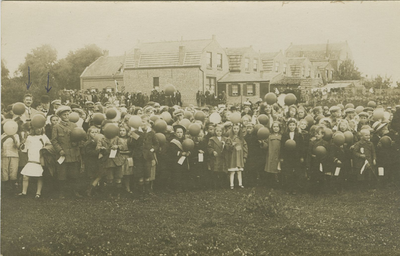 830 Ballonnenwedstrijd voor schoolkinderen op de wei van Ysebaert aan de Walstraat te Axel ter gelegenheid van de 10e ...